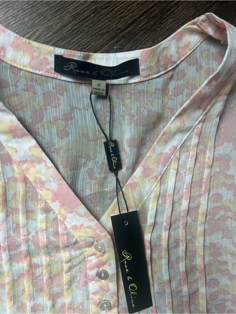 Rose & Olive Pink and Cream Pintuck V-Neck Tunic size 1X - Picture 4 of 6